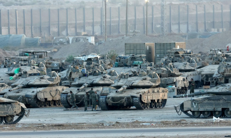 Des chars de l'armée israélienne sont positionnés dans le sud d'Israël, à la frontière avec la bande de Gaza, le 3 septembre 2025 ( AFP / Jack GUEZ )