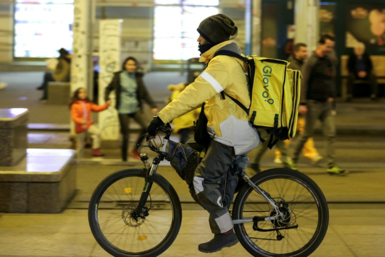 Un livreur étranger à vélo dans une rue de Zagreb, le 3 février 2026 en Croatie ( AFP / MARKO PERKOV )
