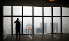 Un homme regarde la ville de Shanghai, en Chine