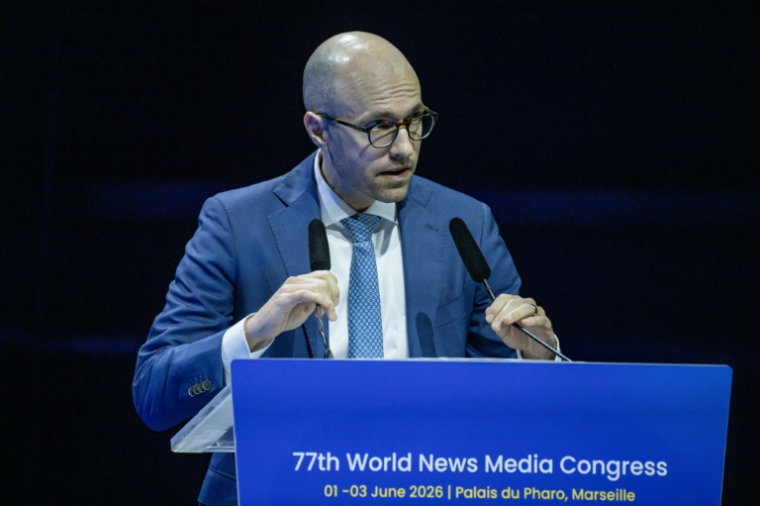 Le patron du New York Times, Arthur Gregg Sulzberger, lors de son discours au congrès mondial des médias à Marseille, le 1er juin 2026 ( AFP / MIGUEL MEDINA )