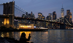 Une personne prend une photo en regardant la ligne d'horizon de Manhattan