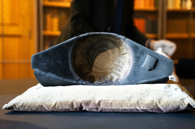 Un bicorne de l'empereur Napoléon 1er exposé au château de Chantilly,le 26 mars 2026 dans l'Oise ( AFP / Elise HOUBEN )