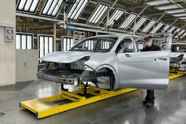 Une chaîne de montage dans une usine Geely