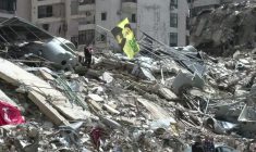 Des partisans du Hezbollah brandissent des drapeaux depuis les décombres à Beyrouth