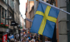 Un drapeau suédois accroché dans une rue de Stockholm