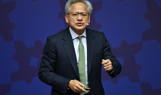 Le patron de Nvidia Jensen Huang lors d'un discours à Gyeongju (Corée du sud) lors de l'APEC, le 31 ocotbre 2025. ( AFP / ANTHONY WALLACE )