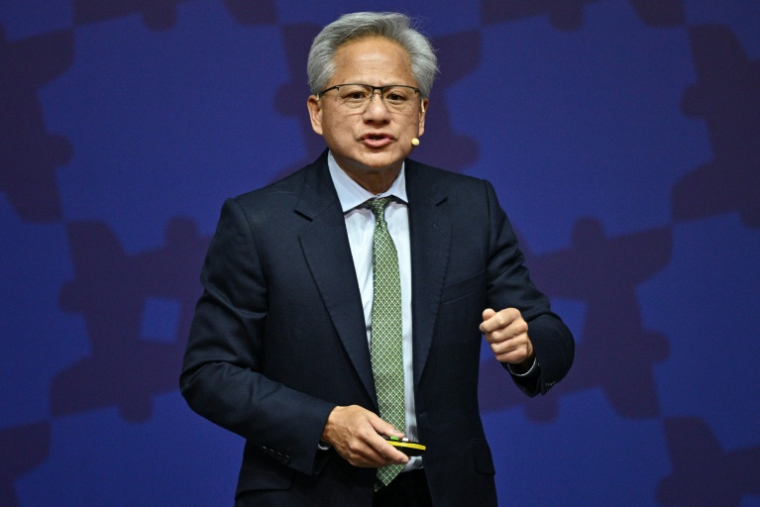 Le patron de Nvidia Jensen Huang lors d'un discours à Gyeongju (Corée du sud) lors de l'APEC, le 31 ocotbre 2025. ( AFP / ANTHONY WALLACE )