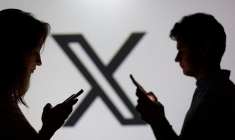 PHOTO DE FICHIER : Une illustration montre des adolescents posant pour une photo en tenant des smartphones devant un logo X