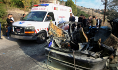 Des secouristes sur les lieux d'une frappe israélienne qui a ciblé une voiture près du village de Mazraat al Qnaitra, dans le sud du Liban, le 22 décembre 2025 ( AFP / Mahmoud ZAYYAT )