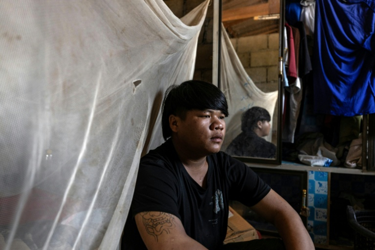 Photo fournie par Luke Duggleby, prise le 8 décembre 2025 et transmise à l'AFP le 25 février 2026, montrant Sitthikorn Palor, un adolescent Lahu, dans la maison de sa grand-mère au village de Muang Na, près de la frontière thaïlando-birmane, dans la province de Chiang Mai ( Courtesy of Luke Duggleby / Luke Duggleby )