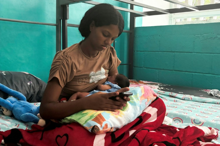 Eliana Garcia et son bébé Gael Jesus, né à La Guaira lors des séismes du 24 juin, dans un centre d'hébergement de l'école bolivarienne 10 de Marzo à Maiquetía, dans l'État de La Guaira, le 7 juillet 2026 ( AFP / Paula RAMON )