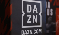 Un panneau DAZN est photographié lors d'une conférence de presse