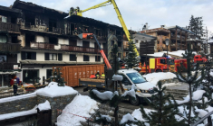 Des pompiers inspectent une résidence incendiée, le 20 janvier 2019 à Courchevel (Savoie) ( AFP / Fanny HARDY )