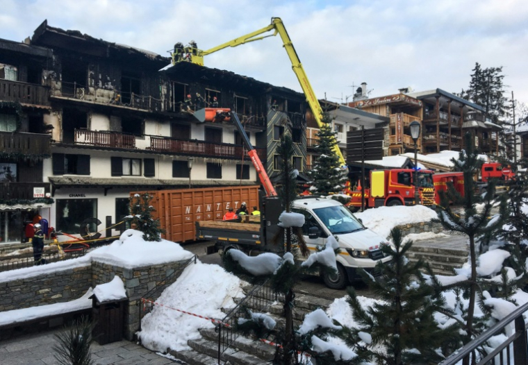 Des pompiers inspectent une résidence incendiée, le 20 janvier 2019 à Courchevel (Savoie) ( AFP / Fanny HARDY )