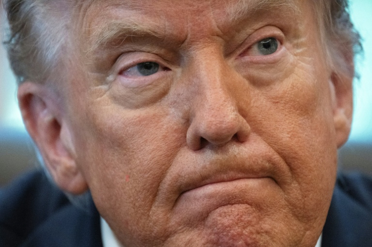 Le président américain Donald Trump parle à la presse dans le Bureau ovale de la Maison Blanche à Washington, le 6 octobre 2025 ( AFP / Jim WATSON )