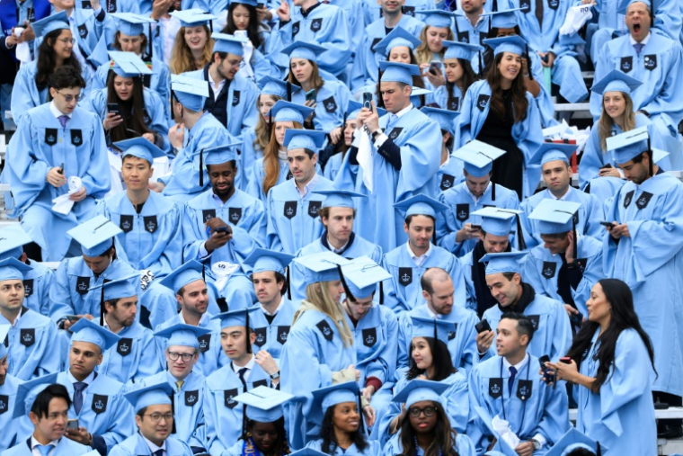 Des étudiants attendent le début de la cérémonie de remise des diplômes à l'Université Columbia? à New York? le 21 mai 2025 ( POOL / CHARLY TRIBALLEAU )