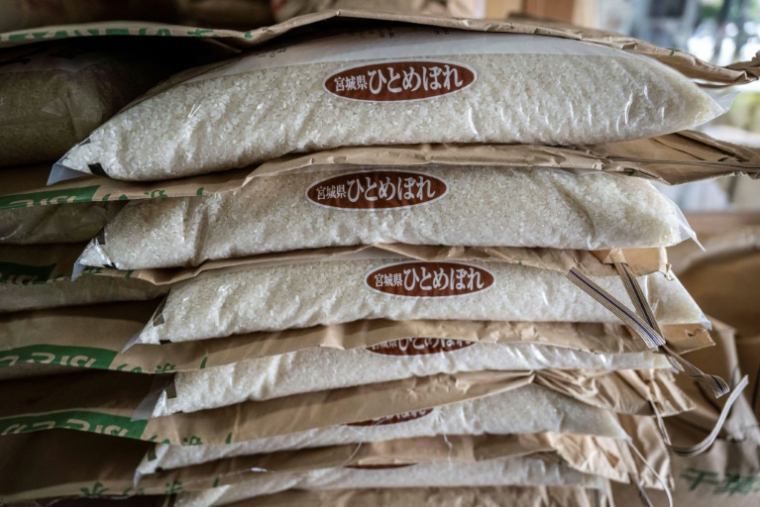 Des sacs de riz entreposés dans un magasin à Tokyo, le 9 juillet 2025 ( AFP / Yuichi YAMAZAKI )