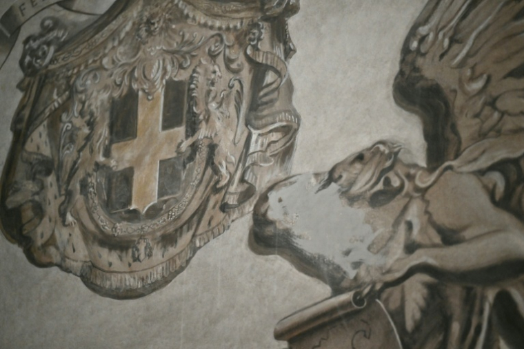 Une fresque récemment restaurée de la basilique San Lorenzo in Lucina, à Rome, le 4 février 2026, sur laquelle a été effacé le visage d'un ange présentant une ressemblance troublante avec la Première ministre italienne Giorgia Meloni ( AFP / Alberto PIZZOLI )