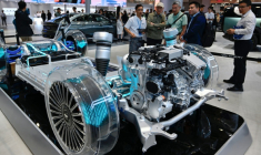Plateforme d'un véhicule électrique équipé d'une batterie et de moteurs électriques, mais aussi d'un petit générateur à essence, au Salon international de l'industrie automobile de Shanghai, le 25 avril 2025 ( AFP / WANG Zhao )