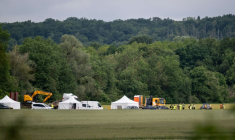 Les fouilles en cours à Rouvray, dans l'Yonne, à la recherche des corps des victimes d'Emile Louis, le 18 mai 2026 ( AFP / ARNAUD FINISTRE )
