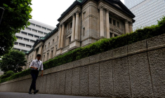 Un homme passe devant le siège de la Banque du Japon à Tokyo