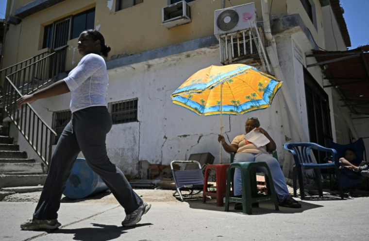 Morela Luna, une étudiante qui a survécu aux séismes au Venezuela, dans une rue de Catia La Mar, dans l'Etat de La Guaira, le 7 juillet 2026 ( AFP / Raul ARBOLEDA )