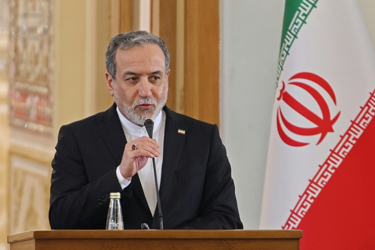 Le chef de la diplomatie iranienne, Abbas Araghchi, lors d'une conférence de presse avec son homologue irakien à Téhéran, le 18 janvier 2026 ( AFP / ATTA KENARE )