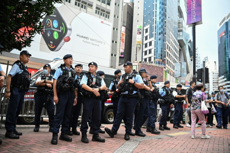 La police se déploie dans le quartier de Causeway Bay à Hong Kong pour empêcher tout rassemblement interdit le 4 juin 2024, anniversaire de la répression de la place Tiananmen ( AFP / Peter PARKS )