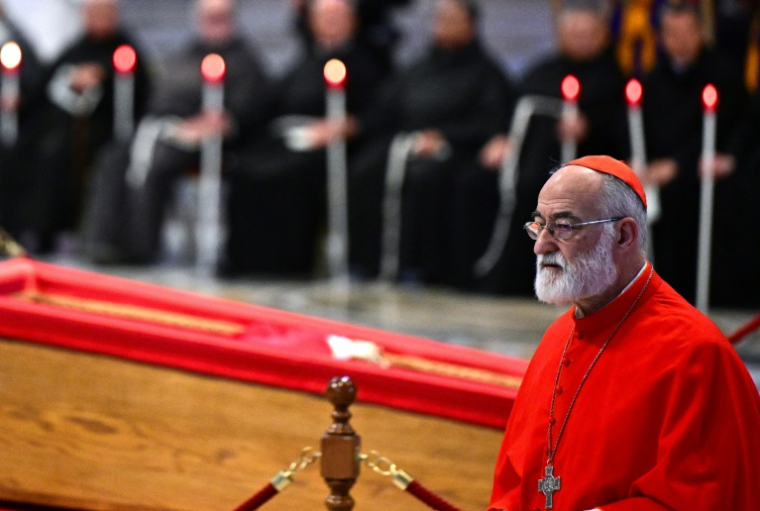 Le cardinal espagnol Cristobal Lopez Romero, archevêque de Rabat, près du cercueil du pape François à la basilique Saint-Pierre, le 23 avril 2025 ( AFP / Tiziana FABI )