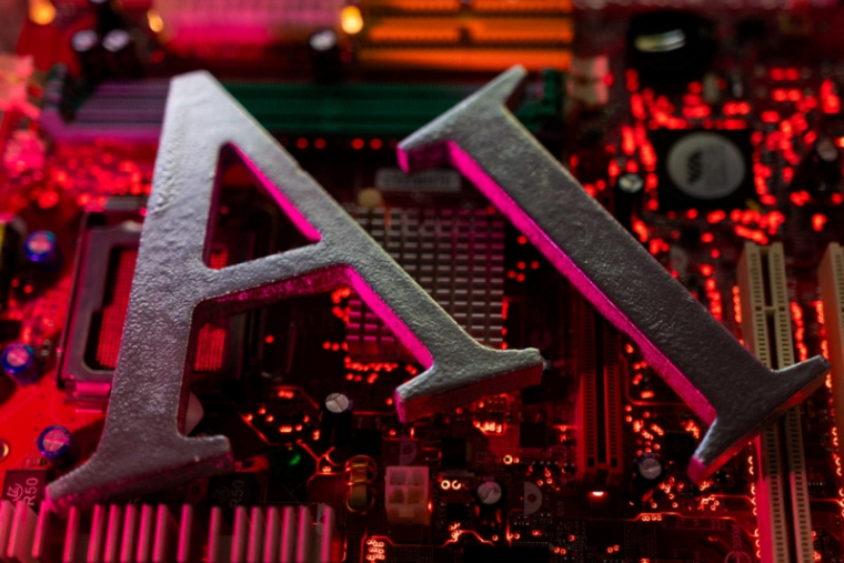 PHOTO D'ARCHIVES : Illustration montrant les lettres de l'acronyme IA (Intelligence Artificielle) et une carte mère d'ordinateur