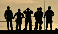 Des militaires américains sur le pont du navire d'assaut amphibie USS Iwo Jima, le 16 décembre 2025 à Porto Rico ( AFP / Miguel J. Rodriguez Carrillo )