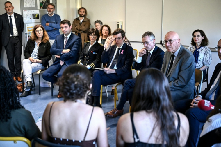 Le ministre de l'Education nationale Edouard Geffray (c), aux côtés de la préfète de Gironde Sophie Brocas (c,g), rencontre des lycéens lors d'une visite au lycée des Graves, le 15 octobre 2026 à Gradignan, près de Bordeaux ( AFP / Christophe ARCHAMBAULT )