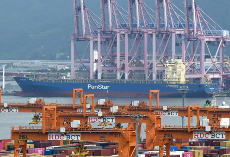 Le porte-conteneurs Panstar Acro est à l'ancre au nouveau port de Busan, le 22 août 2026, avant de mettre le cap sur l'Europe via l'Arctique afin de tester la viabilité commerciale de la route maritime ouverte par la fonte des glaces ( AFP / Jung Yeon-je )