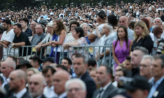 Des personnes assistent à la cérémonie en hommage aux victimes de la tuerie antisémite de Bondi Beach, à Sydney, le 21 décembre 2025 ( AFP / DAVID GRAY )