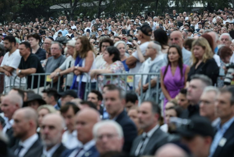 Des personnes assistent à la cérémonie en hommage aux victimes de la tuerie antisémite de Bondi Beach, à Sydney, le 21 décembre 2025 ( AFP / DAVID GRAY )