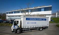 Un camion transporte des antiprotons lors d'un essai réussi du premier système de transport d'antimatière au monde, sur le campus du Cern, à Meyrin, près de Genève, le 24 mars 2026 en Suisse ( AFP / Fabrice COFFRINI )