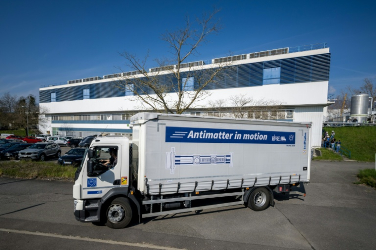 Un camion transporte des antiprotons lors d'un essai réussi du premier système de transport d'antimatière au monde, sur le campus du Cern, à Meyrin, près de Genève, le 24 mars 2026 en Suisse ( AFP / Fabrice COFFRINI )