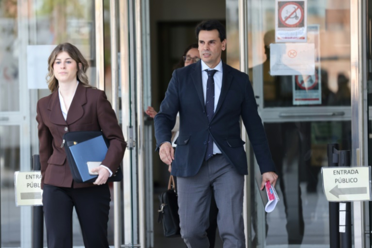 Alberto Gonzalez Amador, compagnon d'Isabel Diaz Ayuso, dirigeante de la région de Madrid, quitte le Tribunal supérieur de justice après avoir témoigné devant le juge qui enquête sur lui pour fraude fiscale présumée, à Madrid, le 10 avril 2025 ( AFP / Thomas COEX )