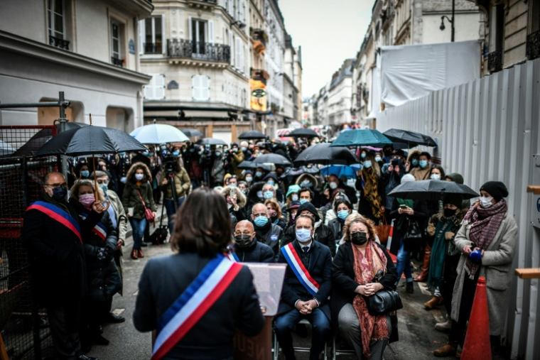La maire du 9e arrondissement, Delphine Bürkli, rend hommage aux victimes de l'explosion de la rue de Trévise, le 12 janvier 2021 à Paris ( AFP / STEPHANE DE SAKUTIN )