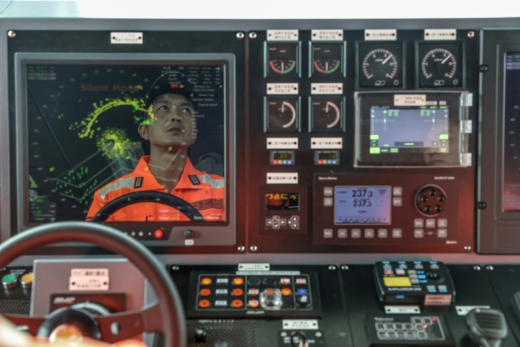 Le capitaine Huang Heng-chun en patrouille dans les eaux des îles de Kinmen, à Taïwan, le 28 octobre 2025 ( AFP / I-Hwa Cheng )