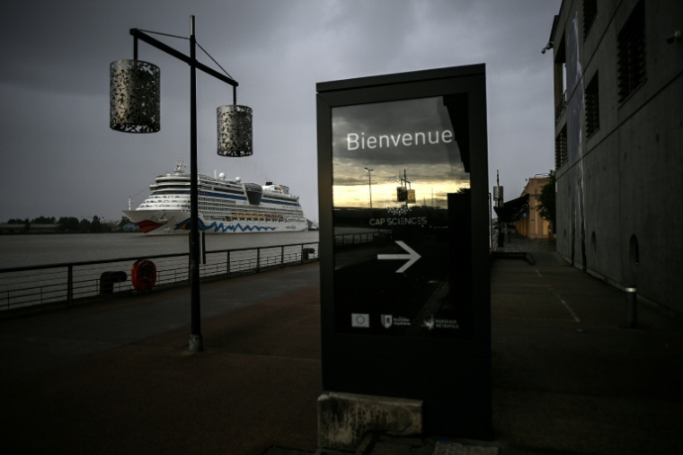 Le navire de croisière Aidaluna navigue sur la Garonne en direction du port de Bordeaux, le 16 mai 2026  ( AFP / Christophe ARCHAMBAULT )