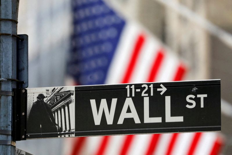 Un panneau indiquant « Wall Street » est visible devant la Bourse de New York (NYSE), à New York.