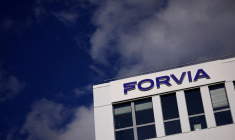 PHOTO D'ARCHIVES : Logo de Forvia sur le bâtiment de l'entreprise près de Paris