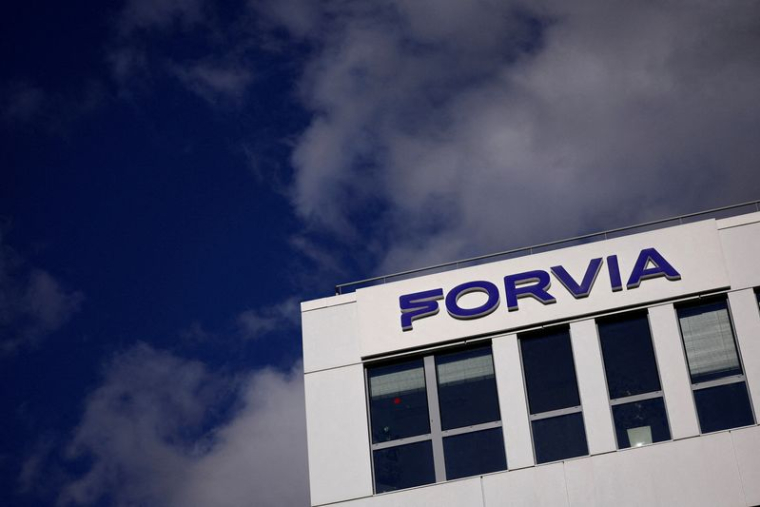 PHOTO D'ARCHIVES : Logo de Forvia sur le bâtiment de l'entreprise près de Paris