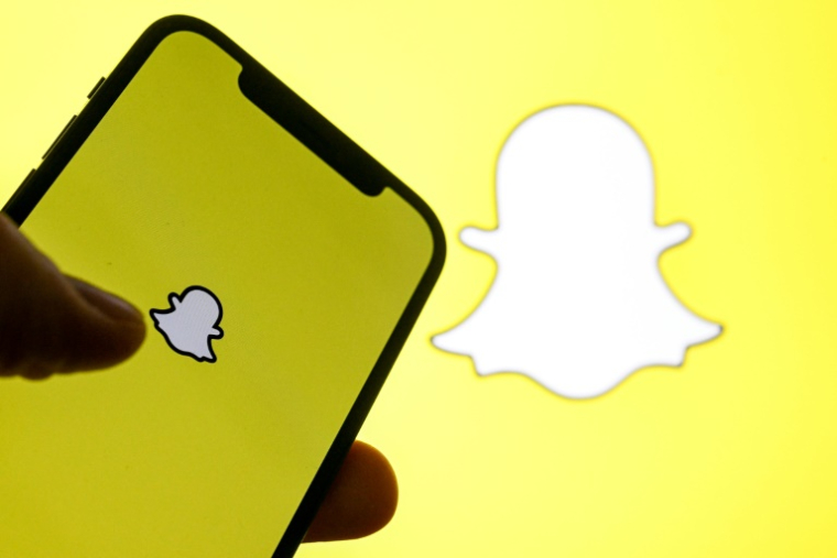 Interrogé par l'AFP, Snapchat assure agir pour offrir à ses utilisateurs "un environnement qui place en priorité leur sécurité et la réduction des risques et des dommages potentiels" ( AFP / Kirill KUDRYAVTSEV )