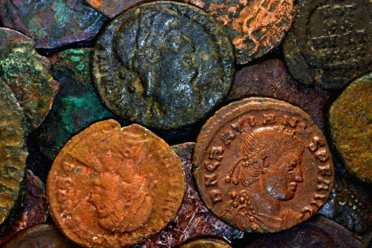 Le père et son fils pillaient des trésors archéologiques dans un lac de Savoie, 3 000 pièces saisies