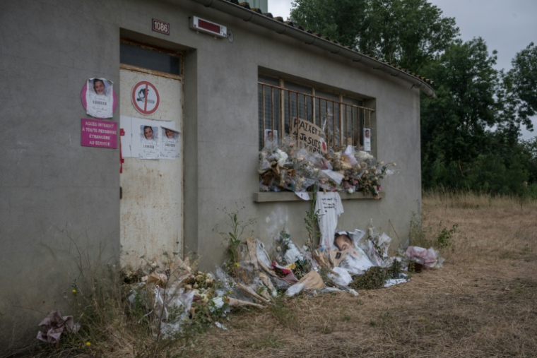 Des fleurs déposées près d'un silo agricole à Puycasquier, où a été retrouvé le corps de la collégienne Lyhanna, le 16 juin 2026 dans le Gers ( AFP / Ed JONES )
