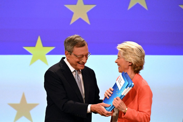 Mario Draghi et Ursula von der Leyen, à Bruxelles, le 9 septembre 2024 ( AFP / NICOLAS TUCAT )