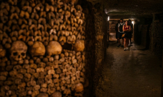 Des touristes visitent les catacombes de Paris, le 12 août 2025 ( AFP / Dimitar DILKOFF )
