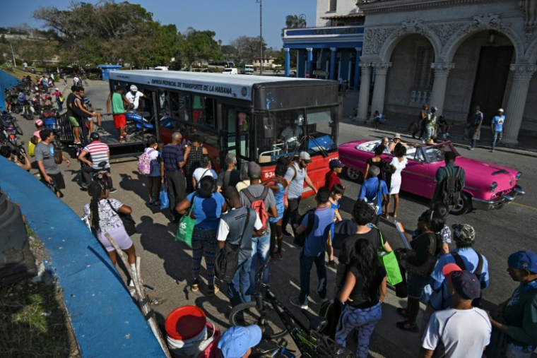 Des personnes font la queue pour monter à bord d'un bus à La Havane, le 20 février 2026 à Cuba ( AFP / YAMIL LAGE )